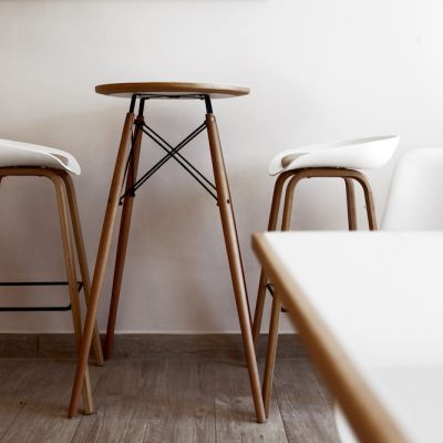 Sgabelli di design davanti al bancone del ristorante Furno