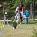 Amazzone a cavallo accanto all'istruttore nel campo di gara