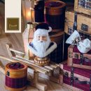 Babbo Natale decorativo tra bauli, pacchi e oggetti vintage