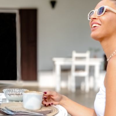Ospite sorridente con una tazza durante la colazione allo Shanti B&B
