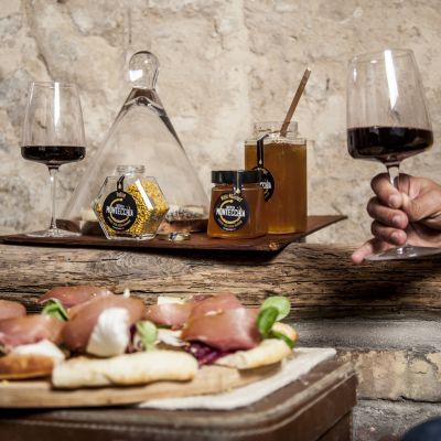 Aperitivo con calice di vino shooting fotografico per Bottega Montecchia