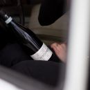 Bottiglia vino Tenuta Trium in auto durante consegna Notaresco Teramo