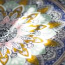 Dettaglio di un piatto decorato con motivo mandala giallo e blu