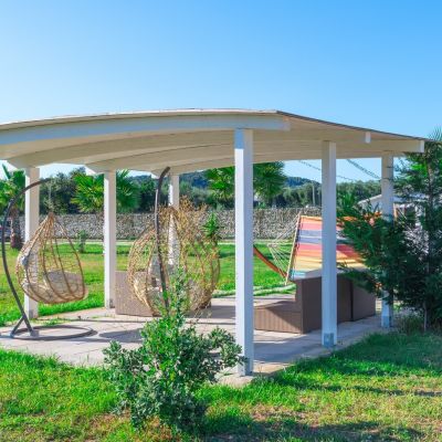 Gazebo in giardino con poltrone sospese al B&B Duccio a Mare