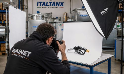 Fotografo Wainet durante shooting fotografico dei prodotti ITAL TANX in Abruzzo