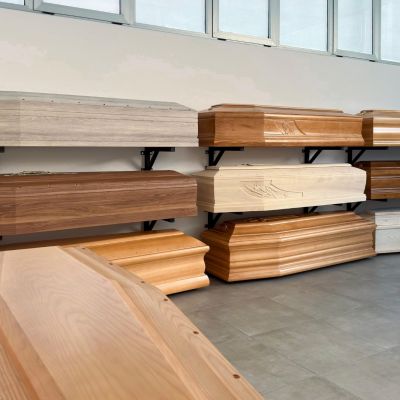 Esposizione di feretri in diverse essenze e finiture