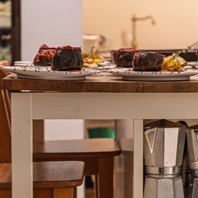 Piatti pronti per essere serviti sul pass della cucina