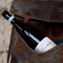 Bottiglia di Montepulciano d'Abruzzo DOC Tenuta Trium in una borsa di cuoio
