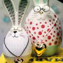 Decorazioni pasquali con coniglio, uovo colorato e piccola ape