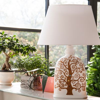 Lampada in ceramica con decoro Albero della Vita su un davanzale