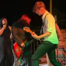 Bassista e chitarrista suonano insieme durante il concerto