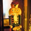 Grande schiaccianoci dorato illuminato all'ingresso