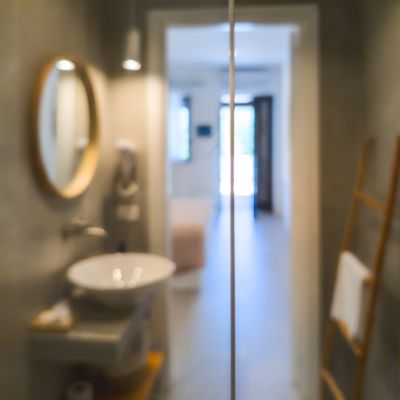 Bagno della camera Celeste dello Shanti B&B visto dal corridoio