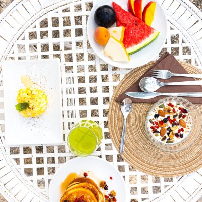 Colazione completa apparecchiata su un tavolo in giardino vista dall'alto