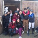 Gruppo Team Horse riunito davanti alle scuderie dopo un evento
