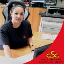 Addetta Gran Sasso Gomme al banco dell'accoglienza clienti