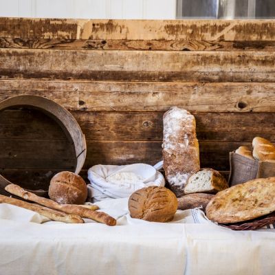 Pane e dolci artigianali presentati su un tavolo rustico