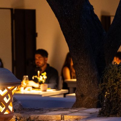 Ospiti a cena nel giardino illuminato dello Shanti B&B di Vieste