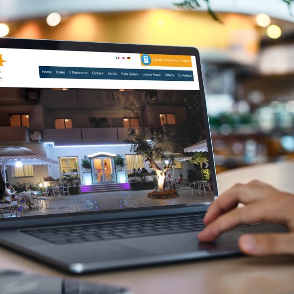 uomo che guarda sull'iMac la Home Page del sito web dell'Hotel Costa Verde di Tortoreto Lido creato da Wainet Web Agency a Teramo in Abruzzo
