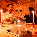 Coppia brinda con calici di vino durante la cena nella neviera