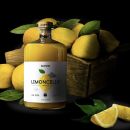 Bottiglia limoncello con cesti di limone dietro Scuppoz su Instagram a Teramo in Abruzzo