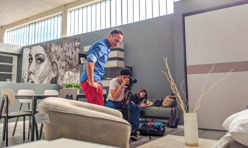 riprese video con tre videomaker Wainet mentre preparano il set del salotto Di Sante Mobili a San Nicolò a Tordino di Teramo