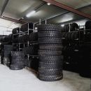 Pile di pneumatici organizzate all'interno del deposito