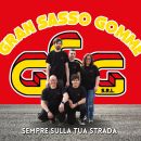 Squadra Gran Sasso Gomme riunita davanti al logo aziendale