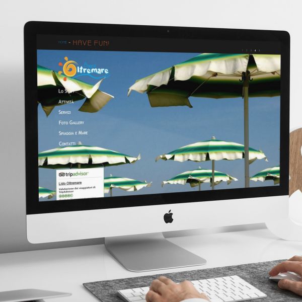 uomo che guarda sull'iMac la Home Page del sito web di Bagno Oltremare di Roseto Degli Abruzzi realizzato da Wainet Web Agency a Teramo in Abruzzo