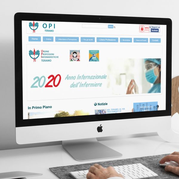 uomo che guardo sull'iMac la Home Page del sito web della OPI Teramo creato da Wainet Web Agency a Teramo in Abruzzo