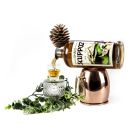Bottiglia di amaro Scuppoz con spezie, erbe e bicchiere su sfondo bianco