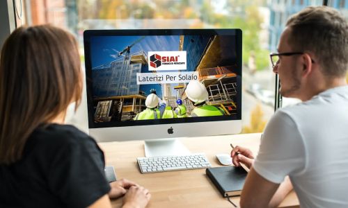 giovani ingegneri che guardano sull'Imac il sito web della SIAI laterizi Petacciato di Campobasso