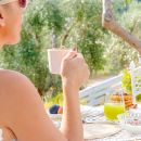 Ospite sorseggia il caffè durante la colazione in giardino allo Shanti B&B