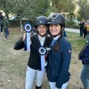 Due giovani amazzoni del Team Horse sorridono mostrando le coccarde vinte