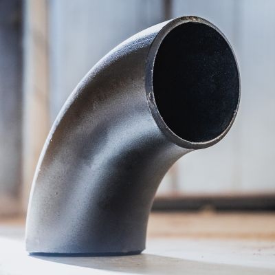 Curva in acciaio FENP fotografata nel reparto produttivo