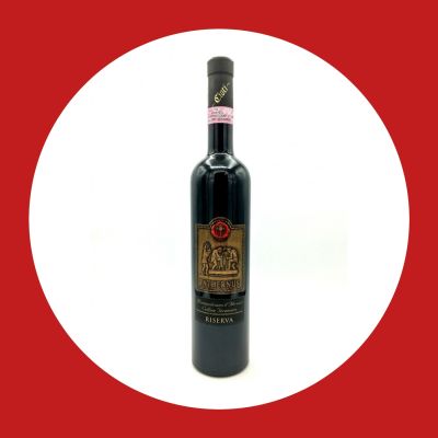 Bottiglia di vino rosso abruzzese fotografata per la vendita online