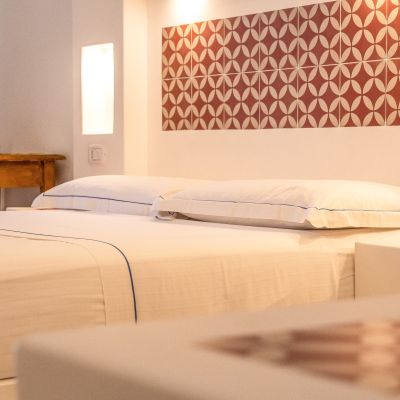 Letto matrimoniale della camera Rossa dello Shanti B&B di Vieste