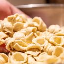 Orecchiette fresche fatte a mano durante la preparazione della cena