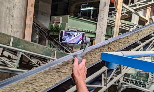 videomaker Wainet durante le riprese con gimball nel capannone SIAI Laterizi a Petacciato per il nuovo Sito Web