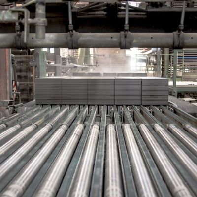 Laterizi appena formati avanzano sui rulli della linea di produzione