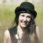 Ragazza di capelli neri con con cappello
