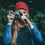 Ragazza bionda con macchina fotografica