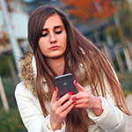 Ragazza con cellulare
