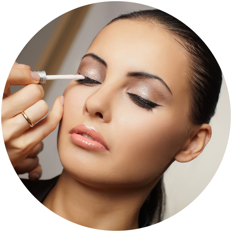 Applicazione trucco con eyeliner a modella