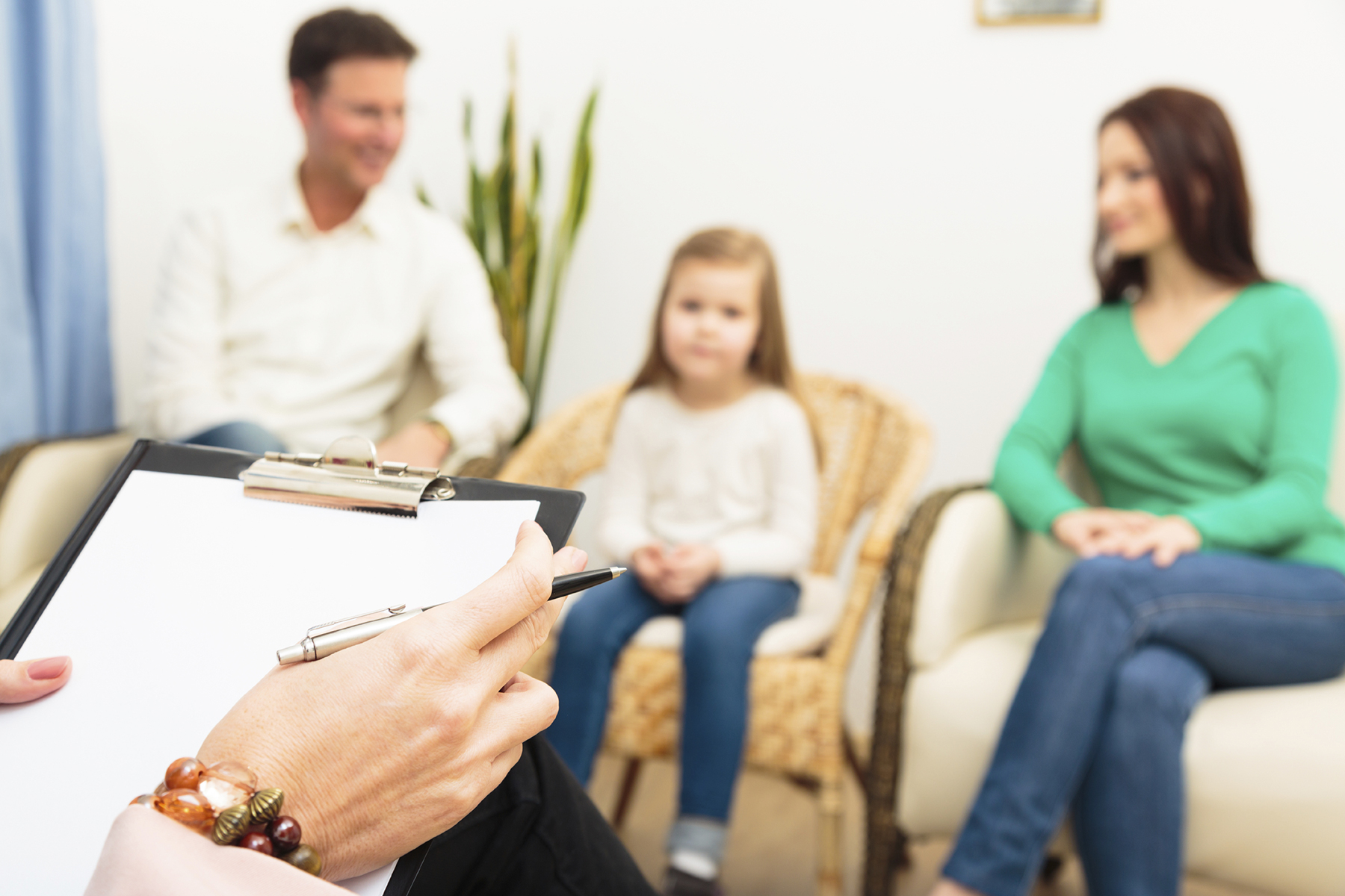 Famiglia con bambina piccola dallo psicologo