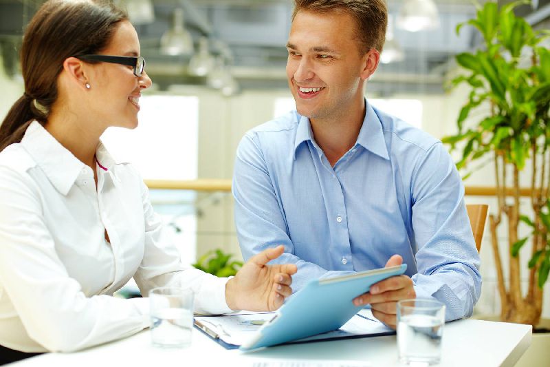 Uomo e donna in ufficio con tablet