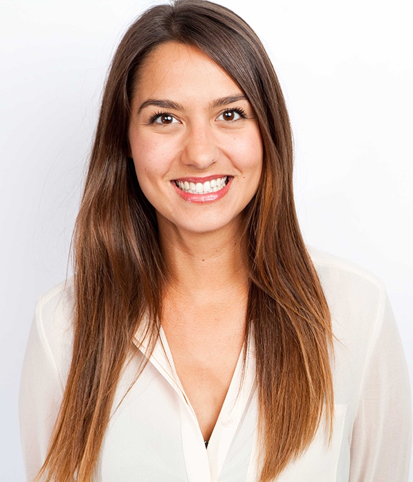 Donna giovane con capelli castani lunghi