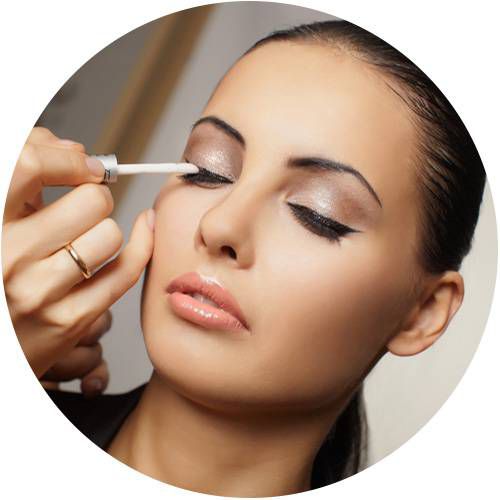 Mano di truccatrice applica eyeliner a modella