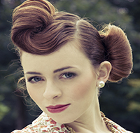 Donna giovane con capelli rossi e pettinatura vintage