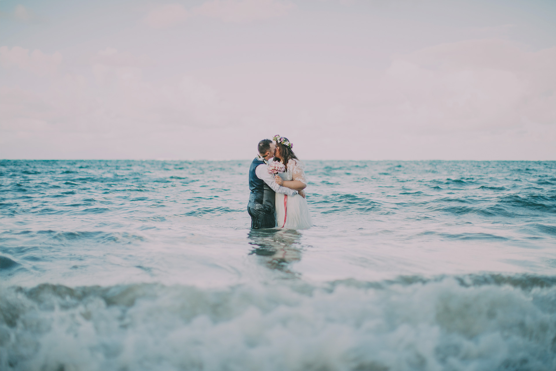 Bacio degli sposi al mare